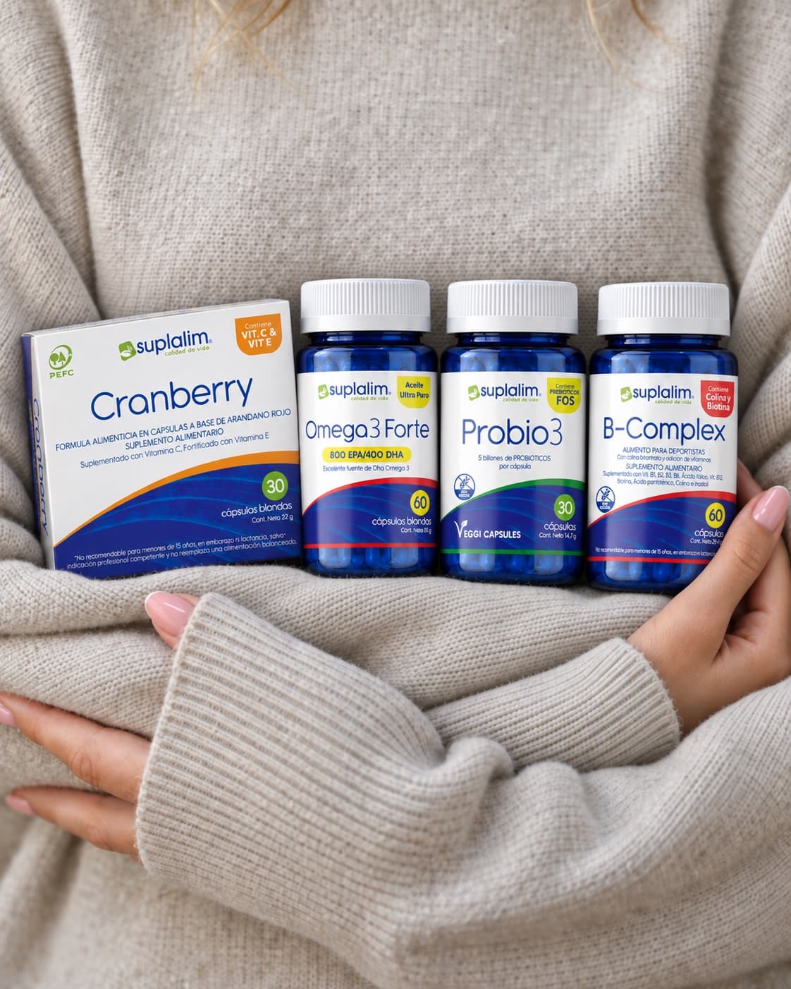 Persona abrazando Cranberry, Omega3 Forte, Probio3 y B-Complex de Suplalim